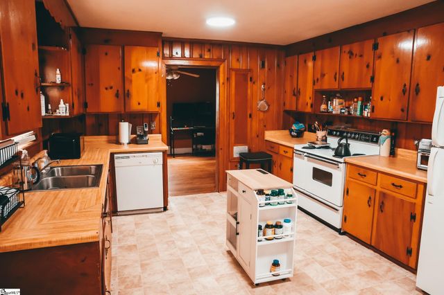 109 S Greenwood Avenue, Ware Shoals, SC 29692