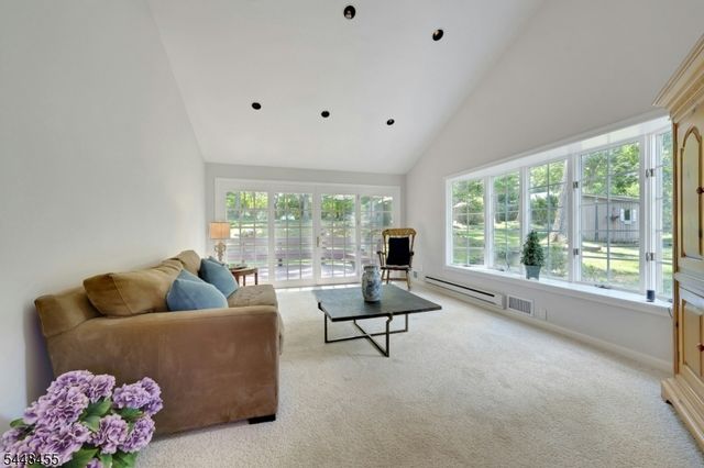 21 Hickory Dr, Oakland Boro, NJ 07436