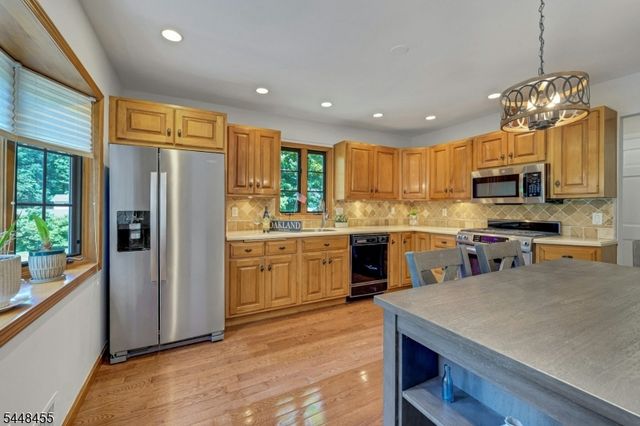 21 Hickory Dr, Oakland Boro, NJ 07436