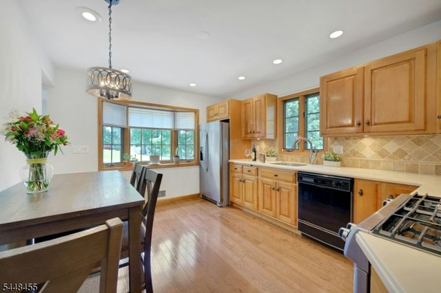 21 Hickory Dr, Oakland Boro, NJ 07436