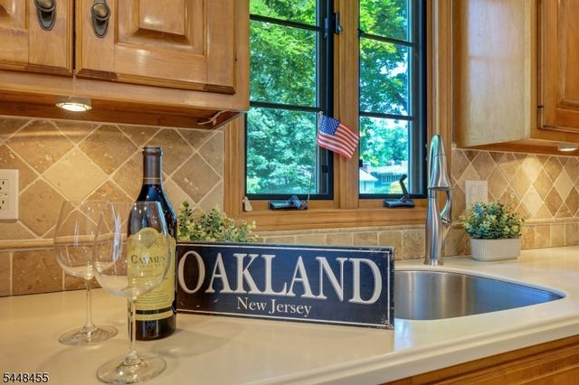 21 Hickory Dr, Oakland Boro, NJ 07436