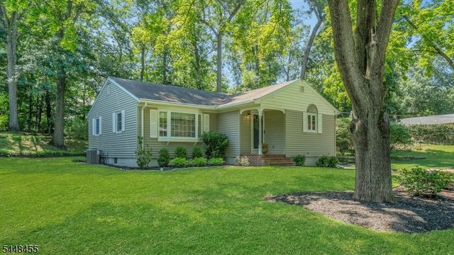21 Hickory Dr, Oakland Boro, NJ 07436