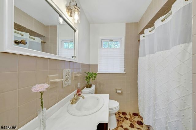 21 Hickory Dr, Oakland Boro, NJ 07436