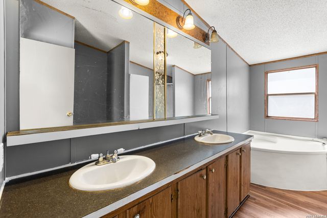 157 County Road 157, Floresville, TX 78114