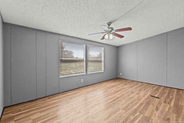 157 County Road 157, Floresville, TX 78114