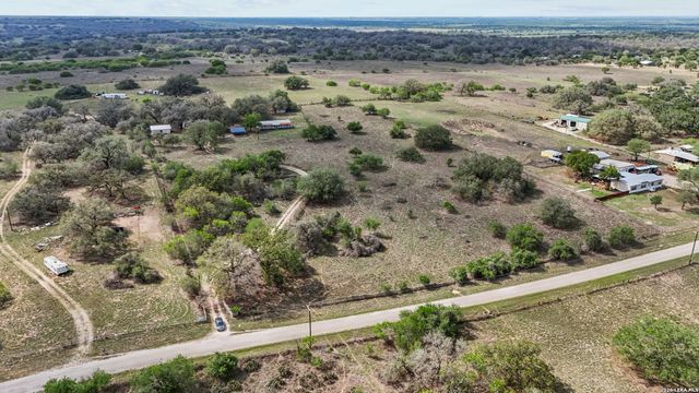 157 County Road 157, Floresville, TX 78114