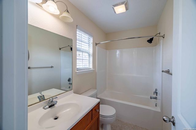 1113 PANIOLO DR, Boerne, TX 78006