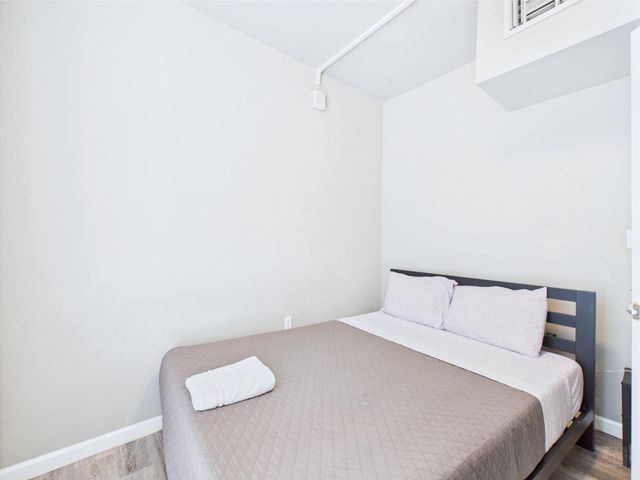 911 W 22nd ST 302, Austin, TX 78705