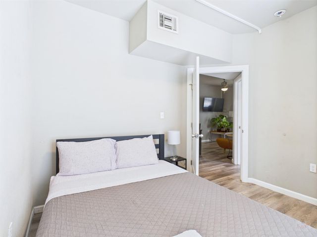 911 W 22nd ST 302, Austin, TX 78705