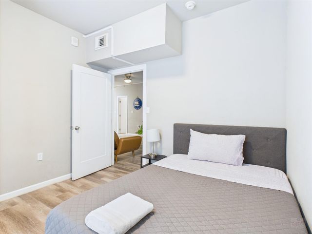 911 W 22nd ST 302, Austin, TX 78705