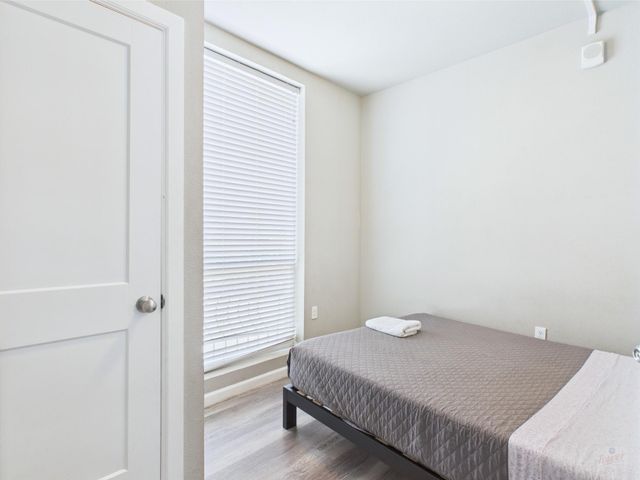 911 W 22nd ST 302, Austin, TX 78705