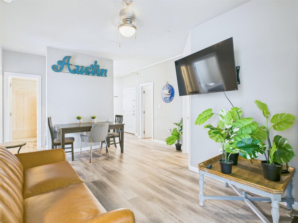 911 W 22nd ST 302, Austin, TX 78705