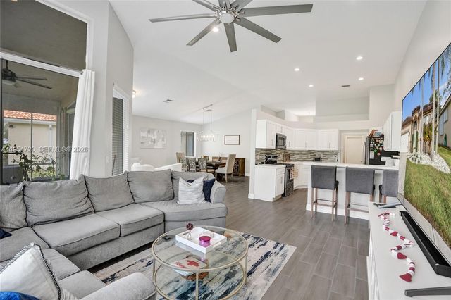 8795 NW 76th Pl, Tamarac, FL 33321