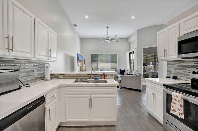 8795 NW 76th Pl, Tamarac, FL 33321