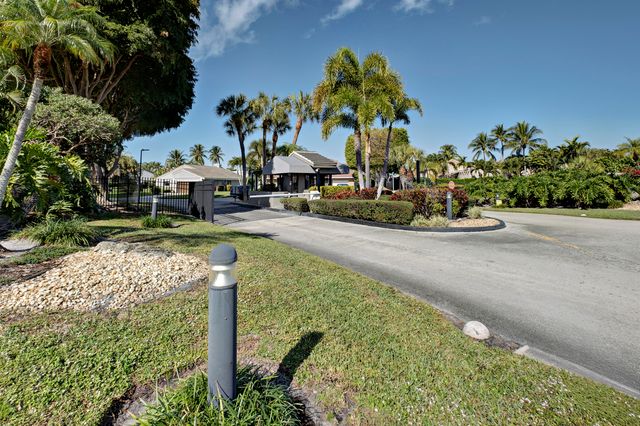 7017 NW 3rd Avenue SE, Boca Raton, FL 33487