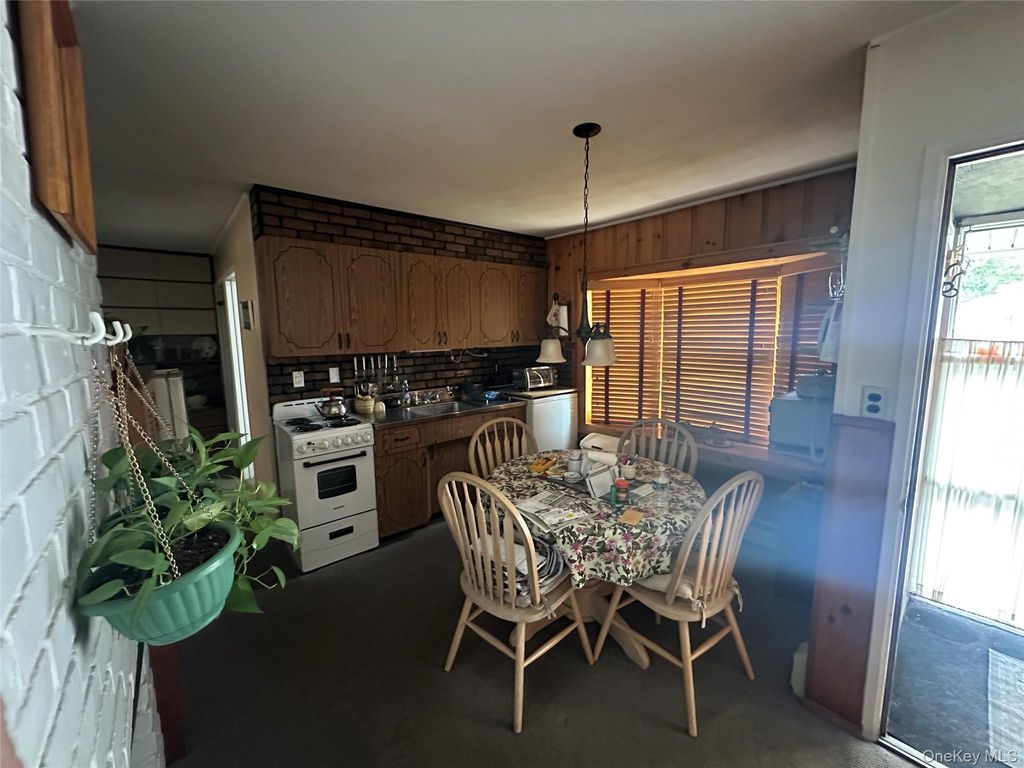 94 Willowood Drive, Wantagh, NY 11793 — photo 2