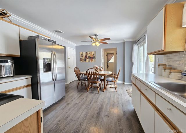 23 Apple Lane, Medford, NY 11763