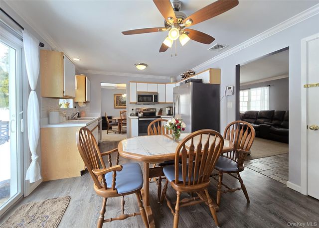 23 Apple Lane, Medford, NY 11763