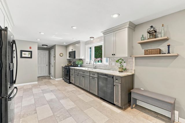 27 Peabody Drive, Danville, NH 03819