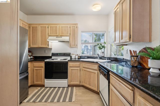 255 Florence Ct, Hercules, CA 94547