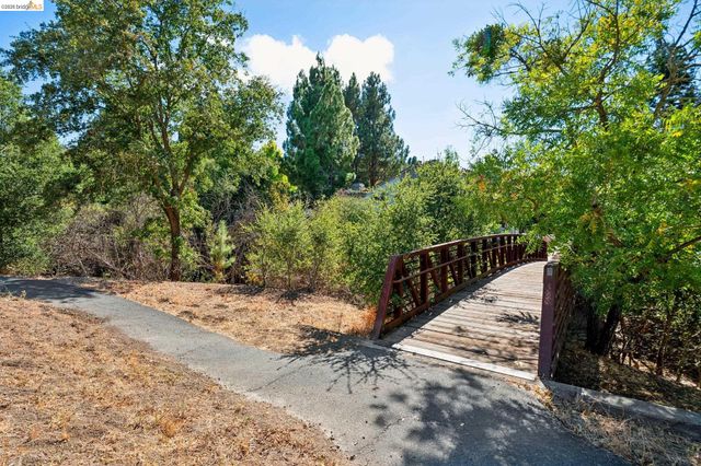 255 Florence Ct, Hercules, CA 94547