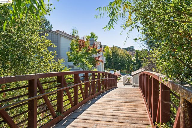255 Florence Ct, Hercules, CA 94547