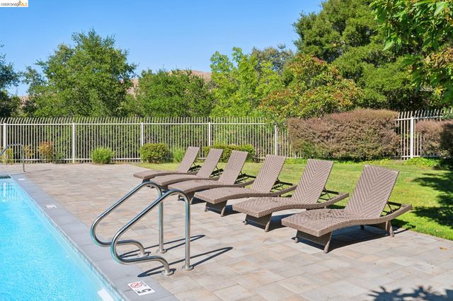 255 Florence Ct, Hercules, CA 94547
