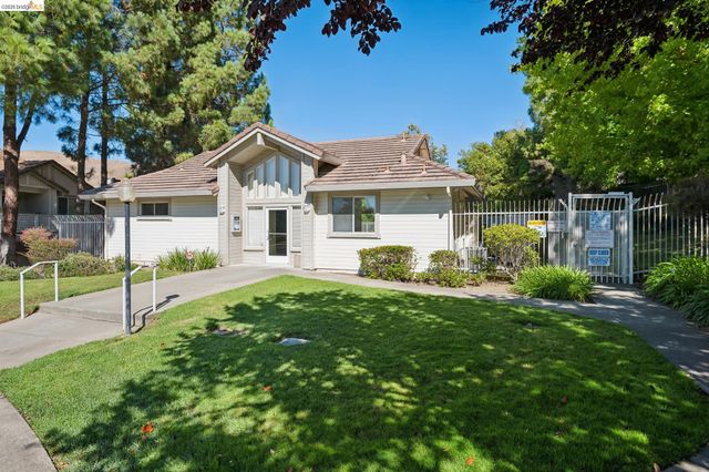 255 Florence Ct, Hercules, CA 94547
