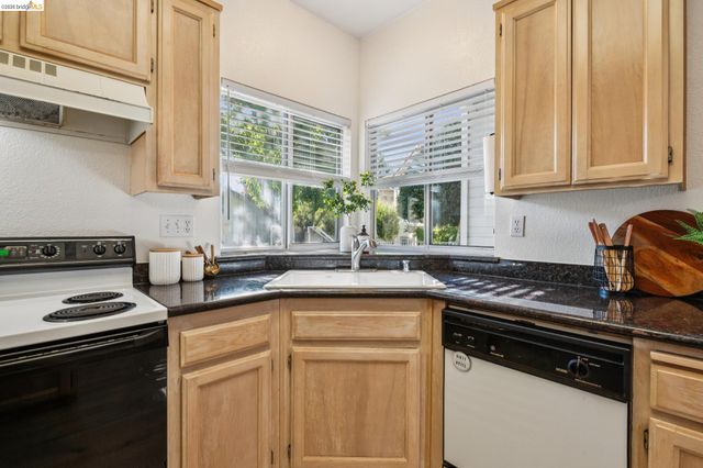 255 Florence Ct, Hercules, CA 94547