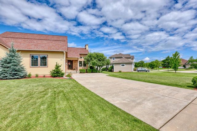 9067 S Cordgrass CIRCLE E, Franklin, WI 53132