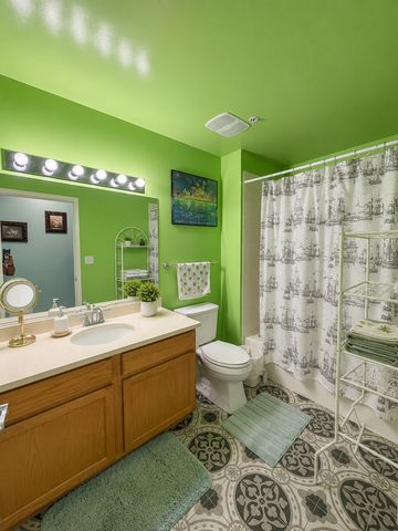 8828 Niles Center Road 301, Skokie, IL 60077