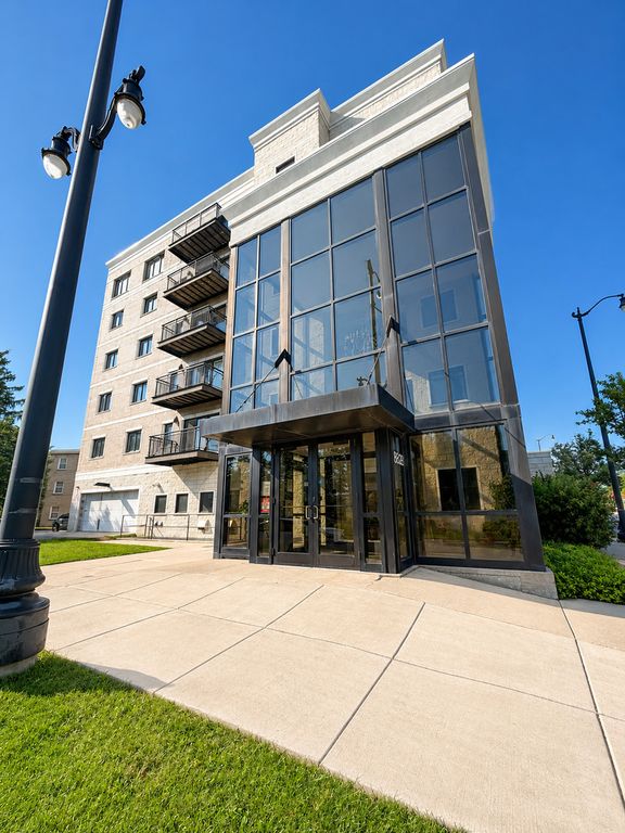8828 Niles Center Road 301, Skokie, IL 60077
