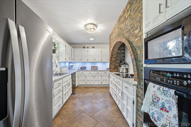 334 Spruce Court, Sand Springs, OK 74063