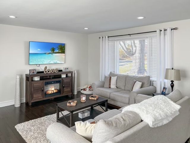 82 Kearns Ave, Tiverton, RI 02878