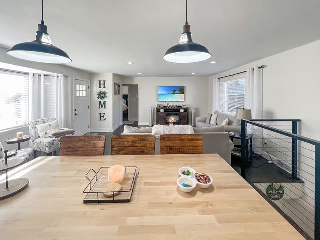 82 Kearns Ave, Tiverton, RI 02878