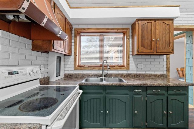 E8557 WEYAUWEGA ROAD, New London, WI 54961