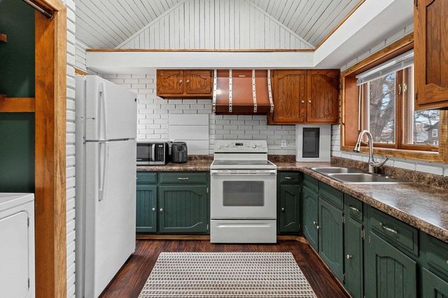 E8557 WEYAUWEGA ROAD, New London, WI 54961