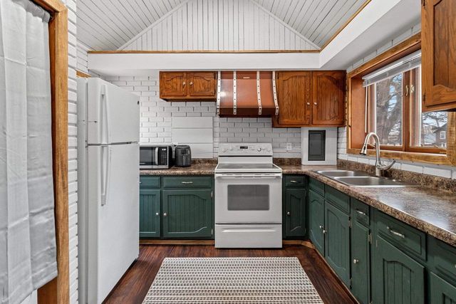 E8557 WEYAUWEGA ROAD, New London, WI 54961