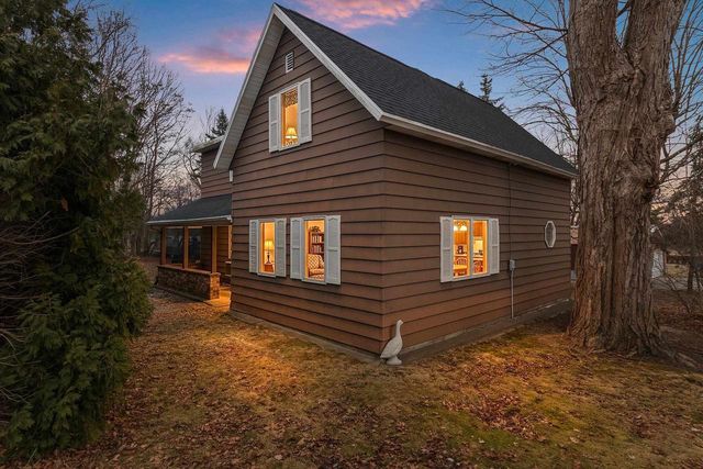 E8557 WEYAUWEGA ROAD, New London, WI 54961