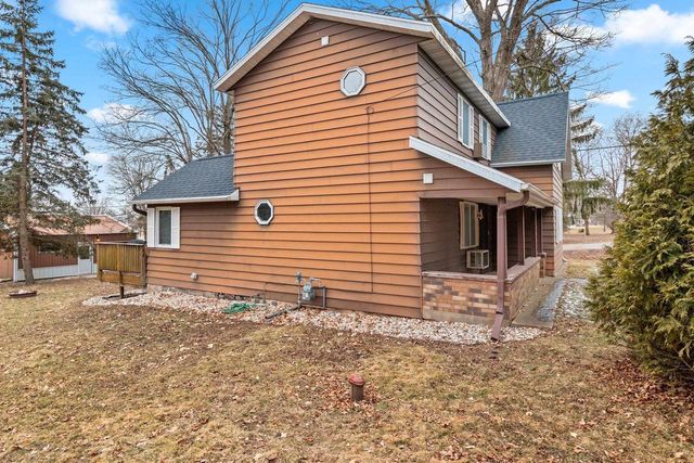 E8557 WEYAUWEGA ROAD, New London, WI 54961