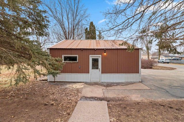 E8557 WEYAUWEGA ROAD, New London, WI 54961