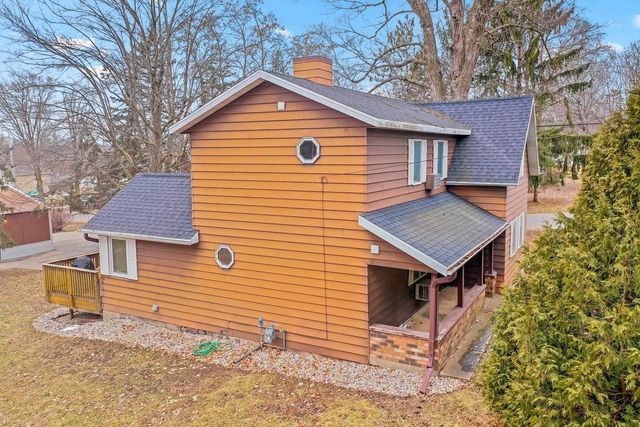 E8557 WEYAUWEGA ROAD, New London, WI 54961