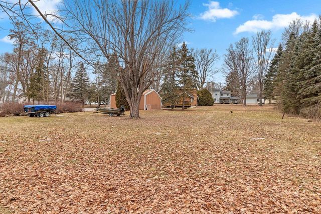 E8557 WEYAUWEGA ROAD, New London, WI 54961