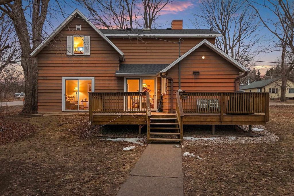 E8557 WEYAUWEGA ROAD, New London, WI 54961