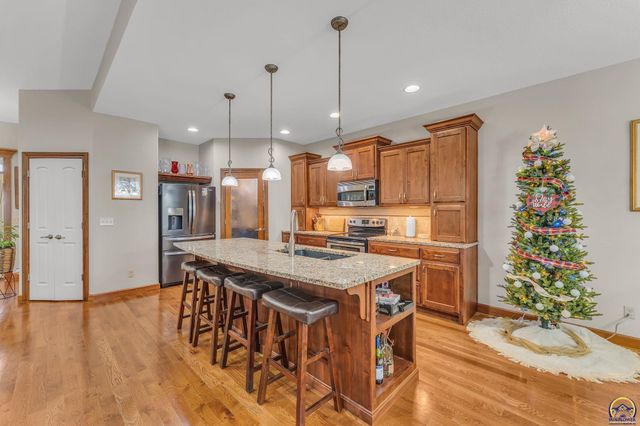 4422 SW Lakeside DR, Topeka, KS 66610