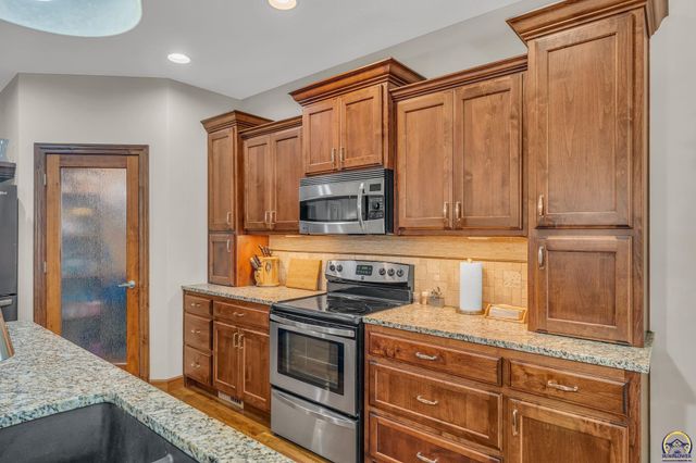 4422 SW Lakeside DR, Topeka, KS 66610