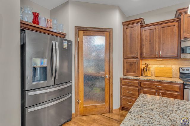 4422 SW Lakeside DR, Topeka, KS 66610