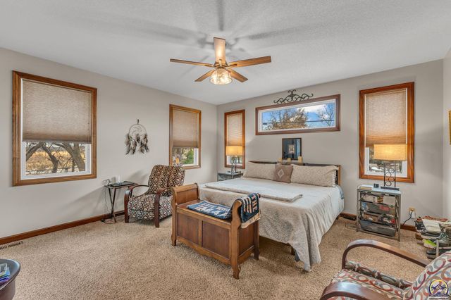 4422 SW Lakeside DR, Topeka, KS 66610