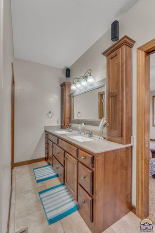 4422 SW Lakeside DR, Topeka, KS 66610