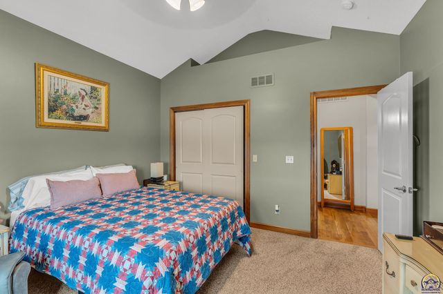 4422 SW Lakeside DR, Topeka, KS 66610